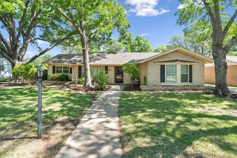 https://jananorsrealestate020a7.zapwp.com/q:i/r:0/wp:1/w:1/u:https://jananorsrealestate.com/wp-content/uploads/5511-LAKE-CHARLES-NICE-ROCK-FLOWER-BED-ON-THE-NORTHEAST-SIDE-IN-BACK.jpg