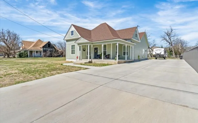 03 409 E Walnut 28 850x530 1 768x479