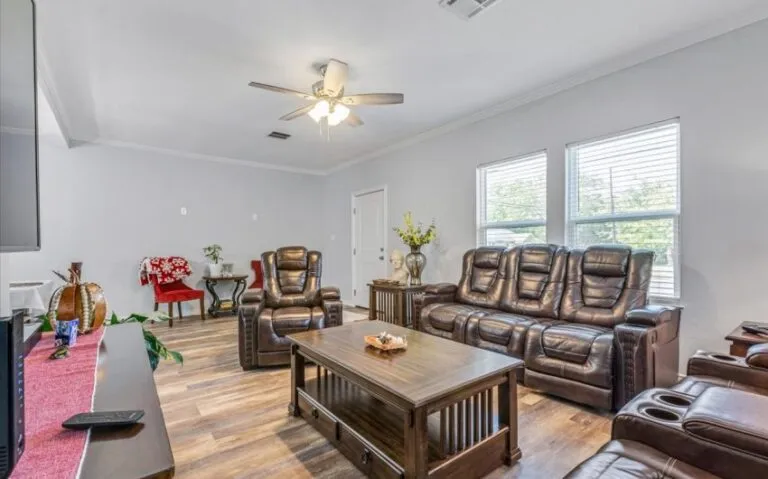 08 800 E Elm 9 850x530 1 768x479