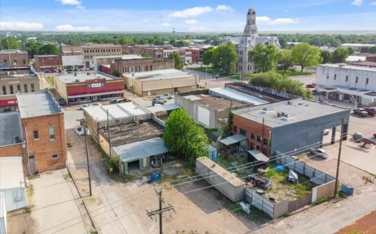 28 115 E Franklin Drone 4 850x530 1 768x479