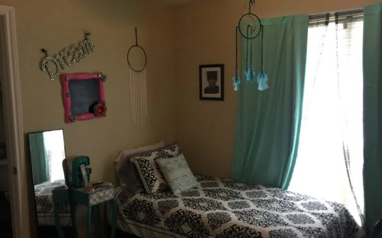 311 HCR 3110 N Gracies room bed photo 850x530 1 768x479